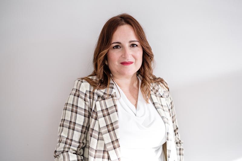 Me llamo Leire, soy mujer, madre, profesional, amiga, compañera, y también soy extrovertida, proactiva, empática …. Y mucho, mucho más.'